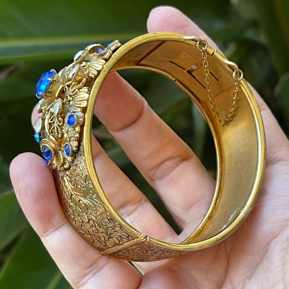 Vintage blue crystal glass etched gold tone wide hinged cuff bangle bracelet - Picture 4 of 6